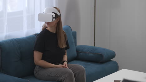 Frau-Betrachtet-Innenarchitektur-Einer-Wohnung-Mit-Moderner-VR-Technologie-Und-Trägt-Ein-HMD-Display,-Das-Sich-In-Der-Virtuellen-Realität-Umsieht